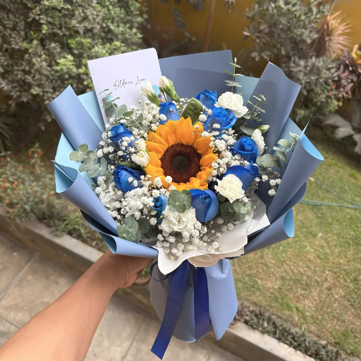 RAMO ROSAS  CIELO AZUL