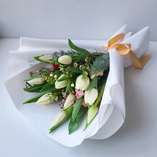 RAMO 10 TULIPANES BLANCOS